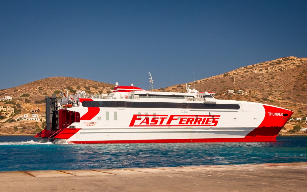 Fast Ferries' Thunder arriving in Ios port