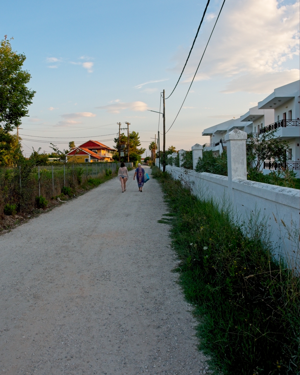 Dirt road near Stemma Hotel